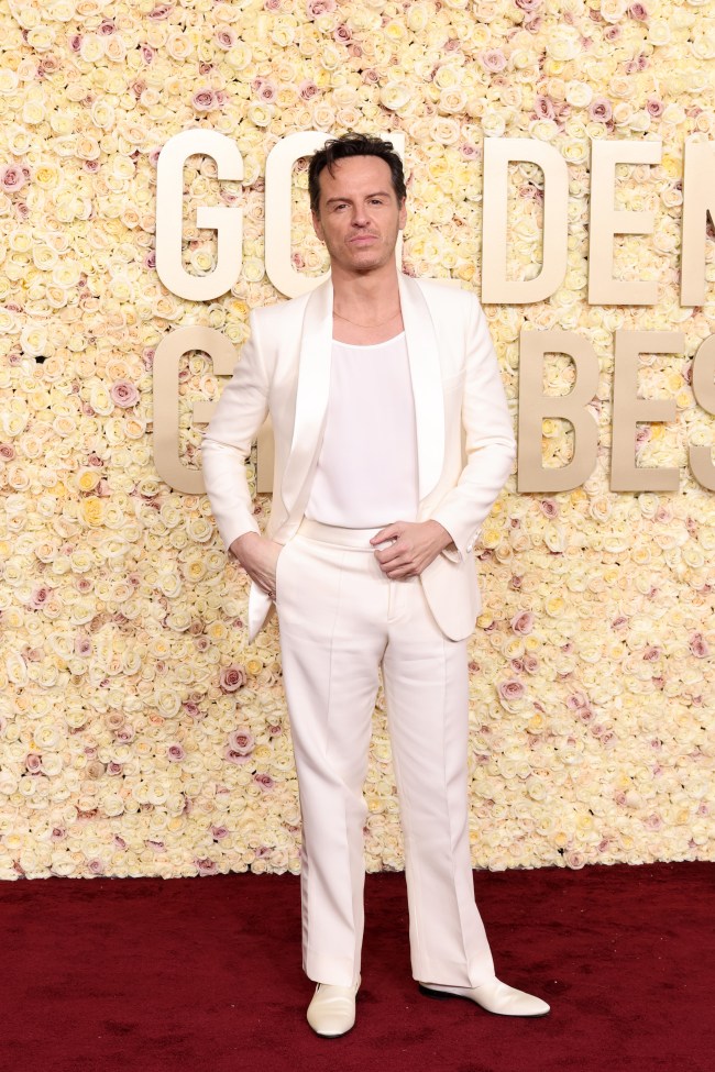 Andrew Scott usou terno completamente branco para celebrar a indicação por 'Todos Nós Desconhecidos', romance gay com Paul Mescal