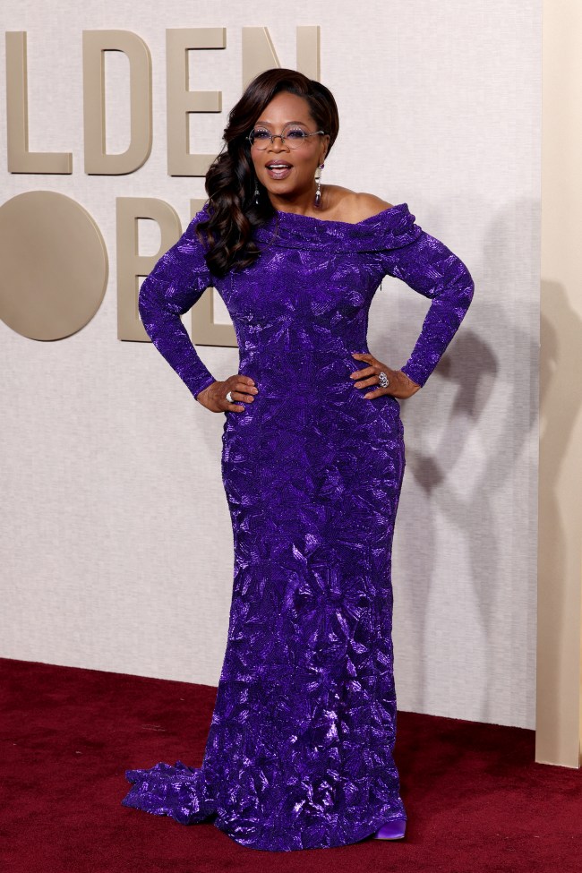 De roxo, Oprah compareceu em honra ao musical 'A Cor Púrpura'