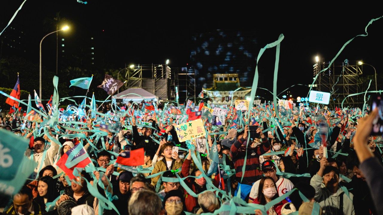 Apoiadores participam do comício de campanha do Partido Popular de Taiwan (TPP), em Taipei. 12/01/2024