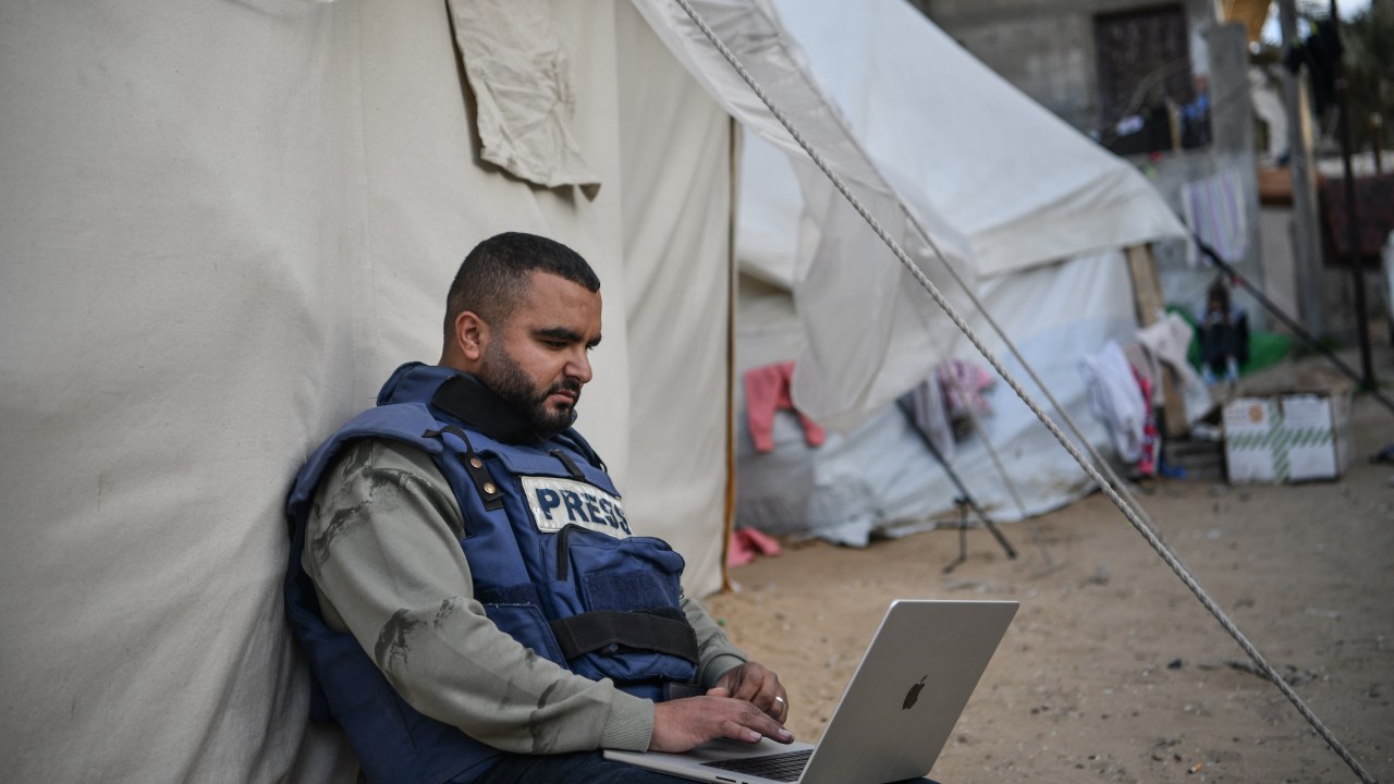 Jornalista tenta se conectar à internet em Rafah, na Faixa de Gaza. 14/01/2024