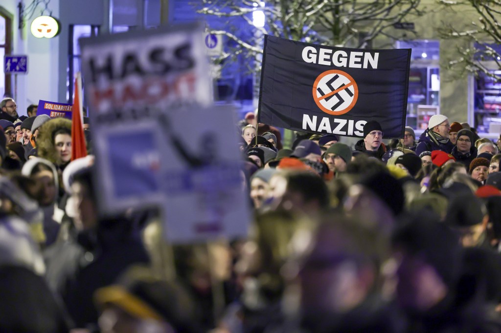 Manifestante protesta com faixa "Contra Nazismo", crítica aberta ao AfD, em Schwerin, na Alemanha. 16/01/2023