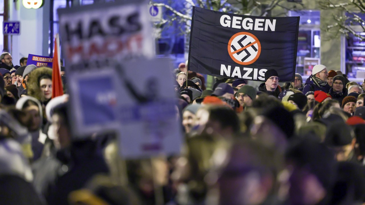 Manifestante protesta com faixa "Contra Nazismo", crítica aberta ao AfD, em Schwerin, na Alemanha. 16/01/2023