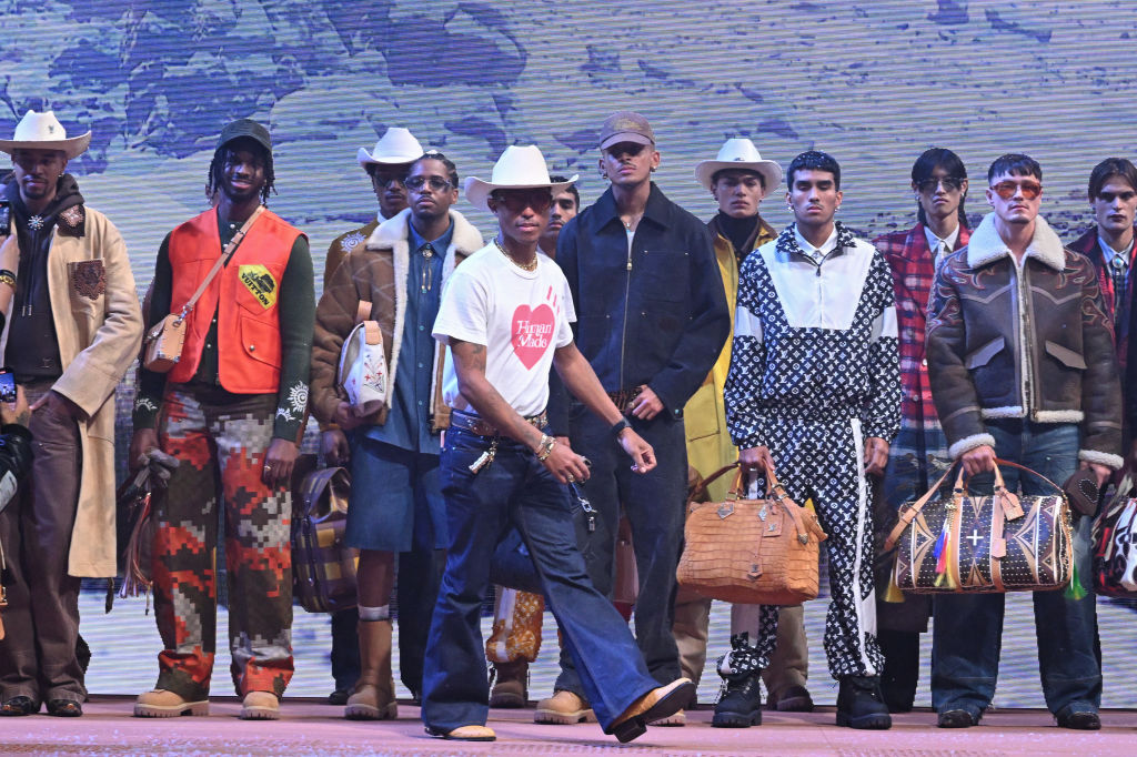 Pharrell Williams à frente dos modelos durante desfile na Semana de Moda de Paris; peças foram inspiradas no Velho Oeste -