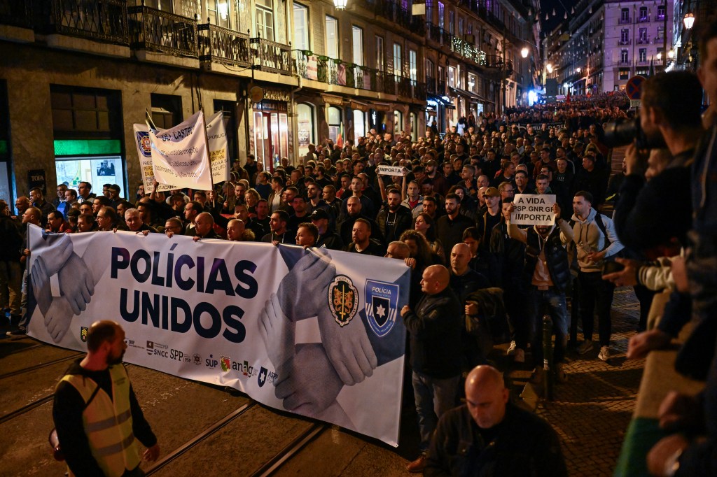 Líderes sindicais da polícia caminham atrás de uma faixa "Policiais Unidos", enquanto milhares marcham do Largo do Carmo até ao Parlamento de Portugal, em Lisboa. 24/01/2024