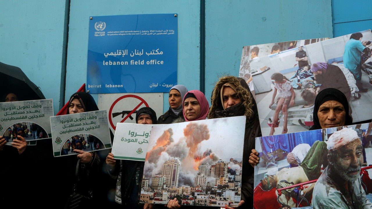 Refugiados palestinos protestam contra o fim do financiamento à Agência de Assistência e Obras das Nações Unidas (UNRWA), em Beirute, no Líbano. 30/01/2024