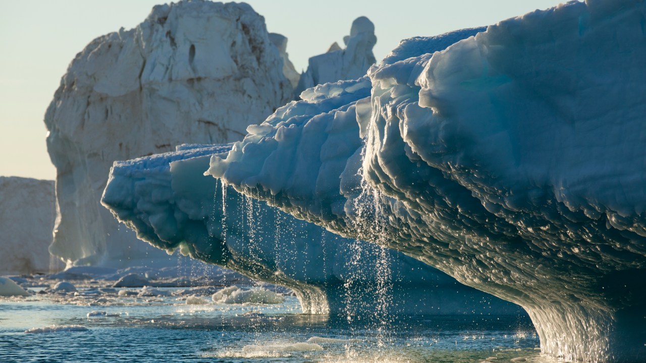 MUDANÇAS CLIMÁTICAS - Groenlândia: 1000 gigatoneladas de gelo foram perdidos em quatro décadas