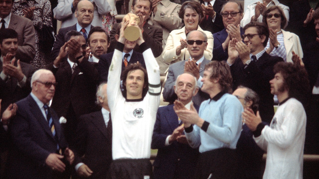 VENCEDOR - Beckenbauer ergue a taça de campeão do mundo de 1974: membro de um seleto grupo de inovadores do futebol