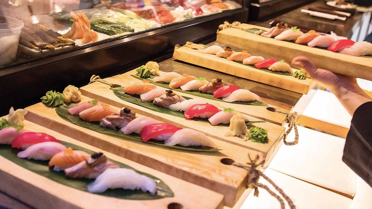 DEGUSTAÇÃO - Sushis em um menu omakase: experiência é servida em etapas e muda todo santo dia