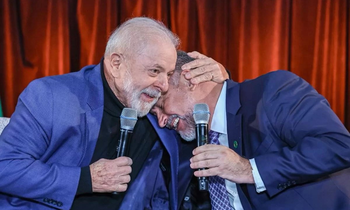 Lula com o ministro Paulo Pimenta, da Comunicacao Social