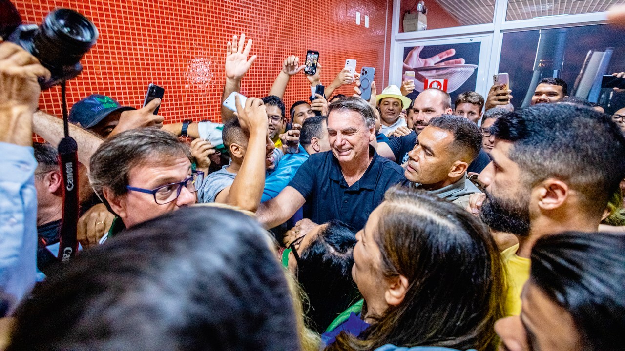 POPULARIDADE - Bolsonaro em São Miguel dos Milagres (AL): encontros com eleitores em clima de campanha