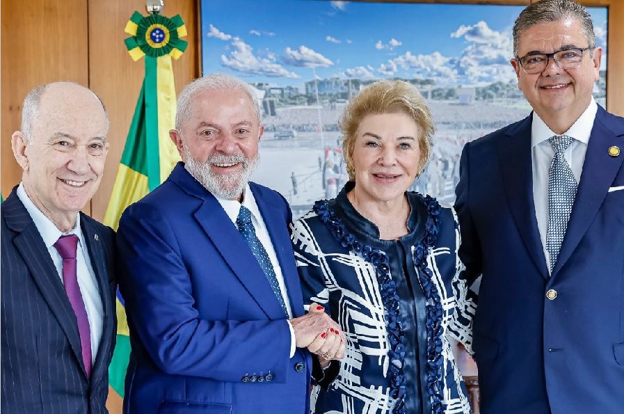 Lula com a ex-prefeita Marta Suplicy, o seu marido, Márcio Toledo (à dir. na foto) e o deputado Rui Falcão (PT-SP). Nesta reunião, que aconteceu no começo da semana, ela aceitou ser vice de Boulos