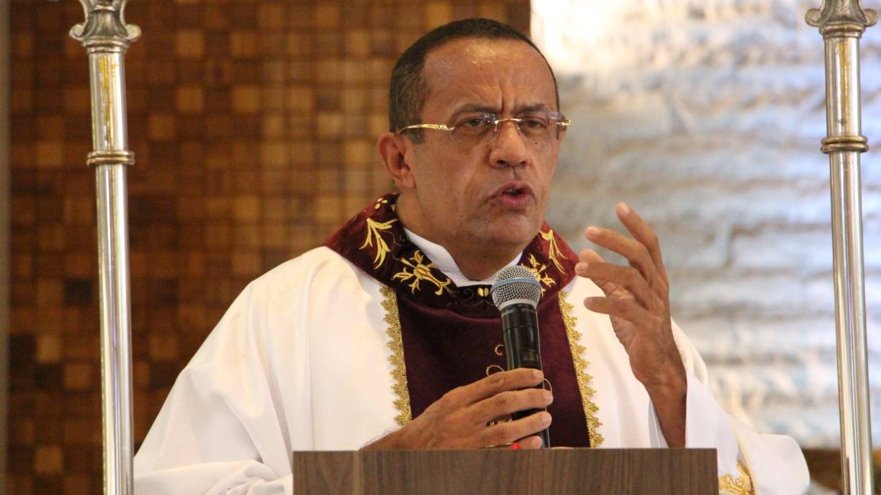 Padre é acusado de ter desviado milhões destinados à saúde durante uma década