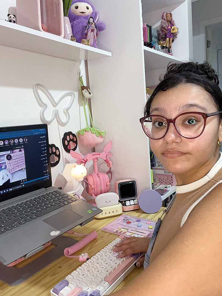 Palloma13.jpg CAIU A FICHA - Mesmo se definindo como uma pessoa caseira, a universitária Palloma Miranda, 22 anos, de repente se pegou aspirando a uma vida badalada que nem tinha a ver com ela. “É uma sensação péssima estar no meu quarto de pijama, enquanto todos parecem se divertir tão intensamente. Percebi que aquilo era inveja”, reconhece