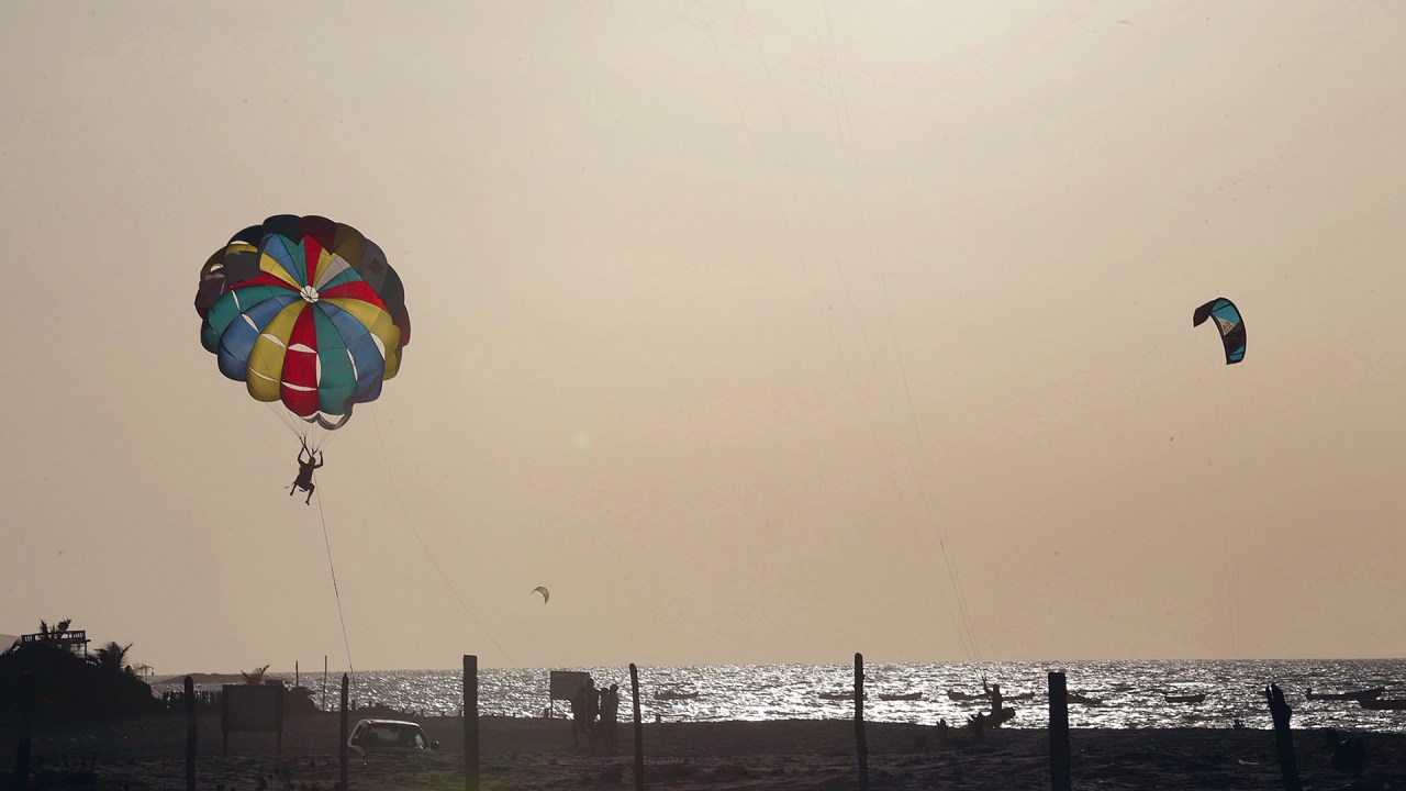 NATUREZA - Brisas fortes levantam os kites no horizonte: durante seis meses as  rajadas não param de soprar