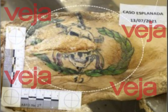 Tatuagem de símbolo do BOPE encontrada na exumação de Adriano Magalhães da Nóbrega