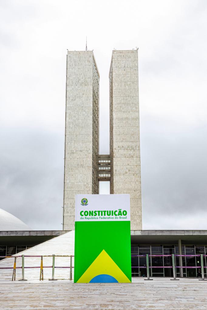 Espaço em frente à rampa do Congresso Nacional também recebe exemplar gigante da Constituição