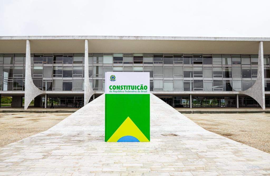 Exemplar gigante da Constituição em frente à rampa do Palácio do Planalto