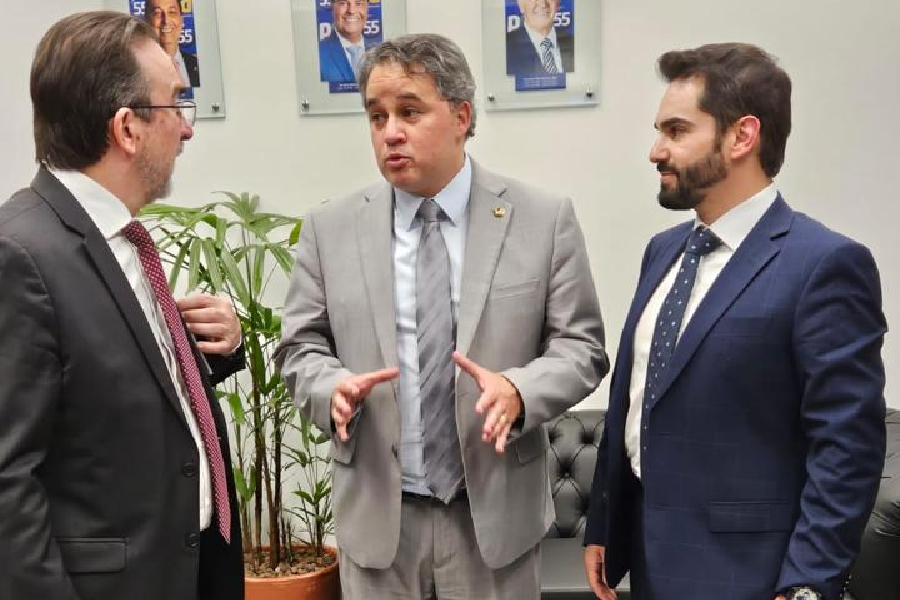 Lucas Ribeiro (à dir.), CEO da ROIT, conversa com o secretário especial da Reforma Tribtuária, Bernard Appy (esq.), e o senador Efraim Filho