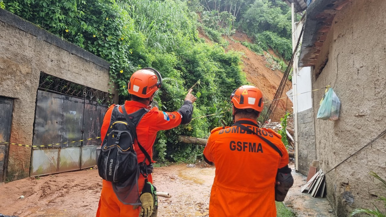 Bombeiros atuam nas buscas e no socorro às vítimas no estado do Rio, após fortes chuvas neste sábado, 13