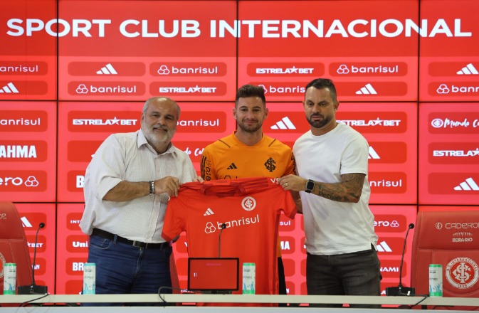 Felipe Becker (E), Lucas Alario e Magrão (D)