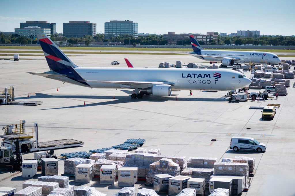 Aeronave da Latam Cargo no pátio de aeroporto