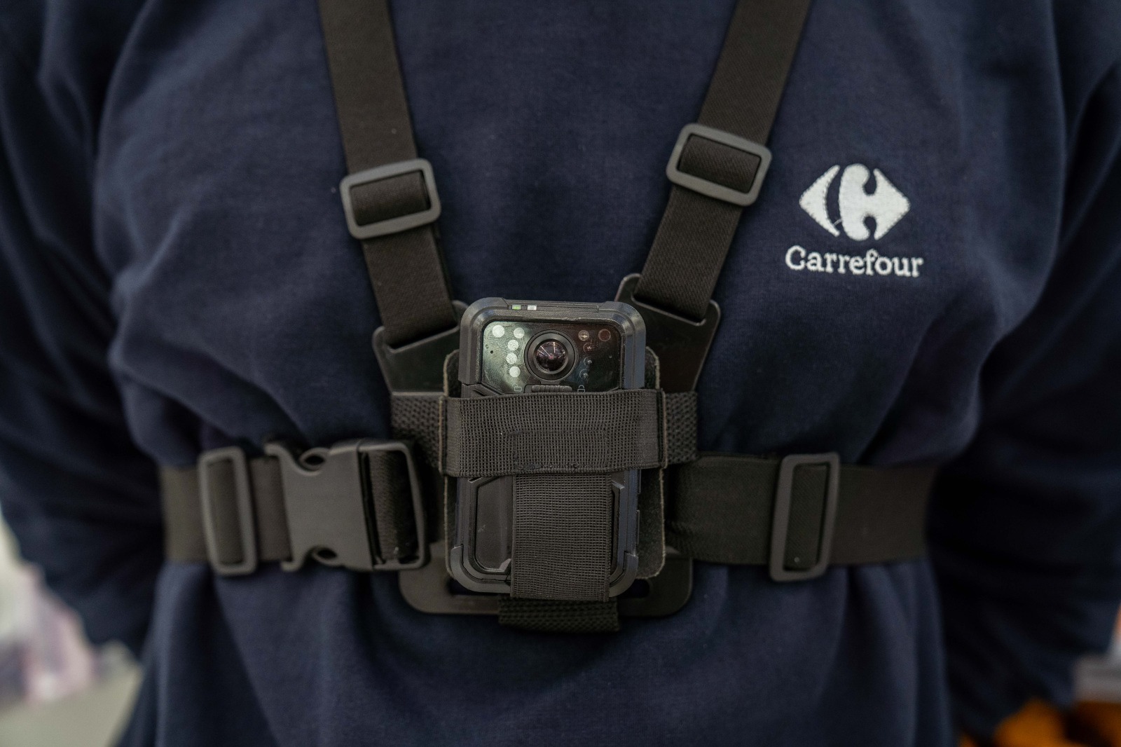 Carrefour faz cartilha incentivando empresas a adotar câmeras corporais