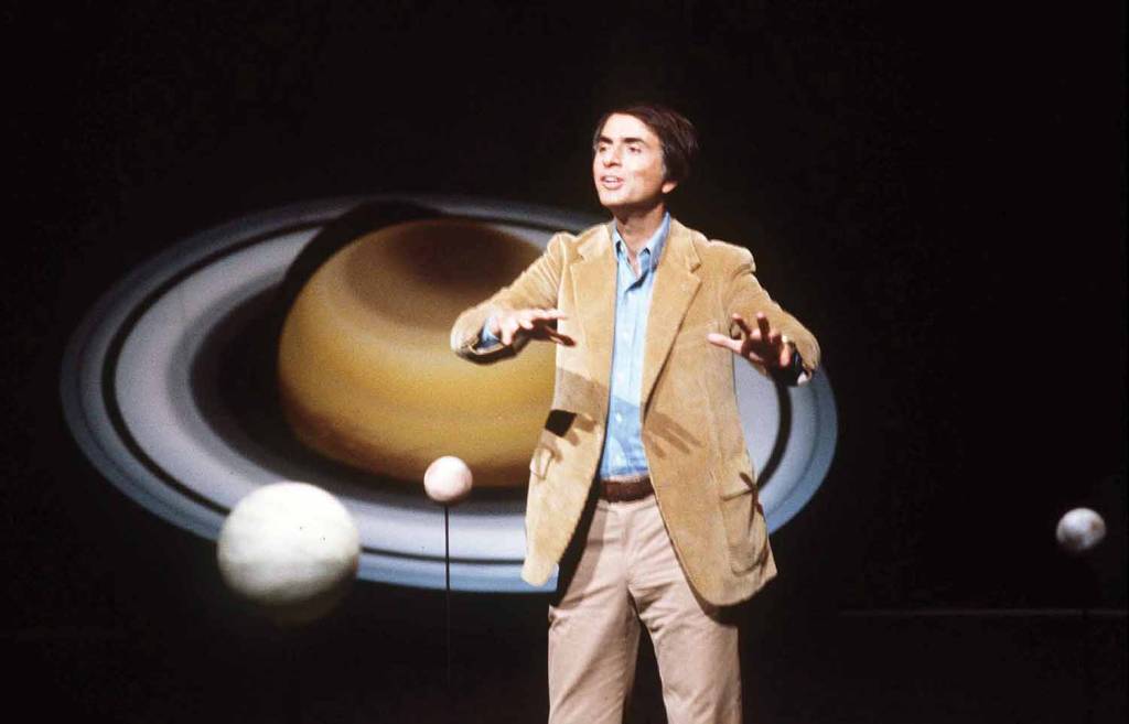 (apoio-2)-CARL_SAGAN_02.jpg INSPIRAÇÃO - O astrofísico Carl Sagan (1934-1996): precursor da série Cosmos