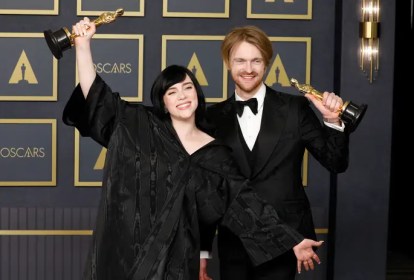 Billie Eilish e Finneas com a estatueta do Oscar