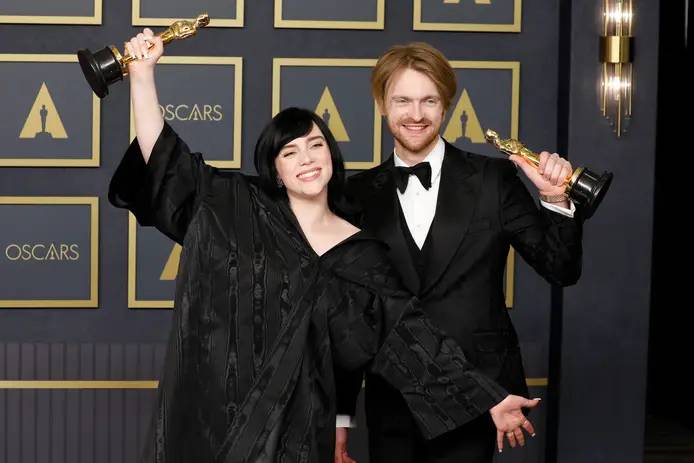 Após Taylor Swift, Billie Eilish anuncia apoio a Kamala Harris nas eleições dos EUA