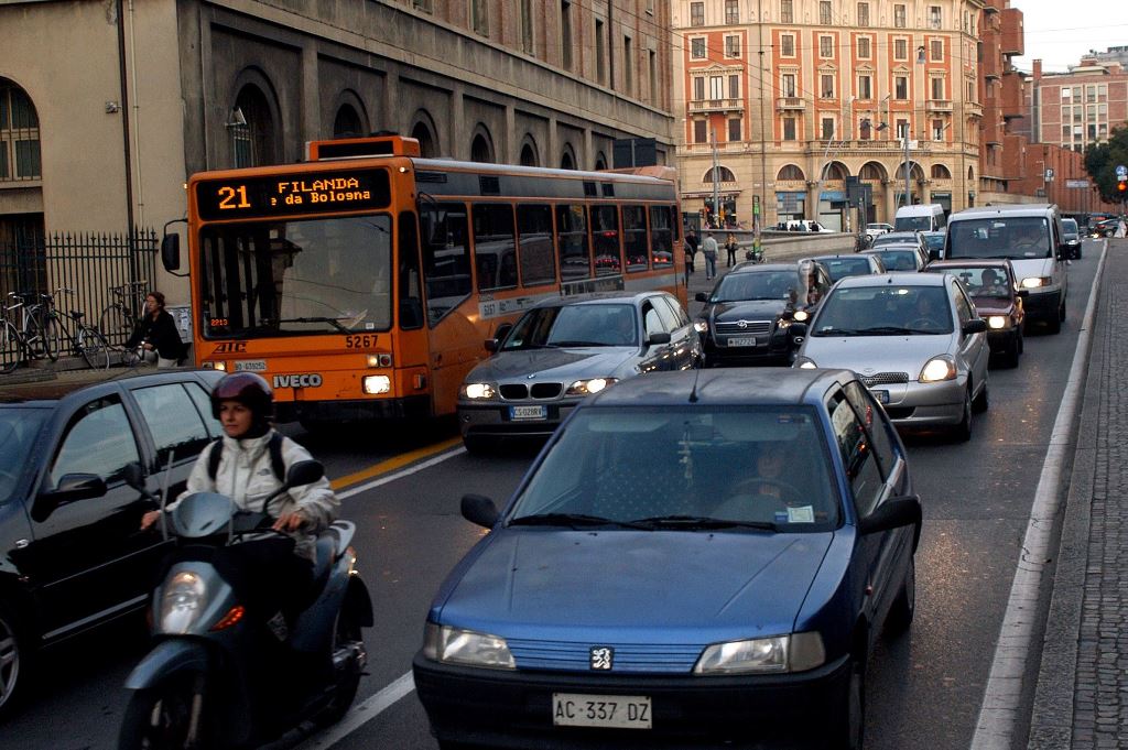Ruas de Bolonha aderem ao limite de velocidade de 30 km/h. 19/01/2024
