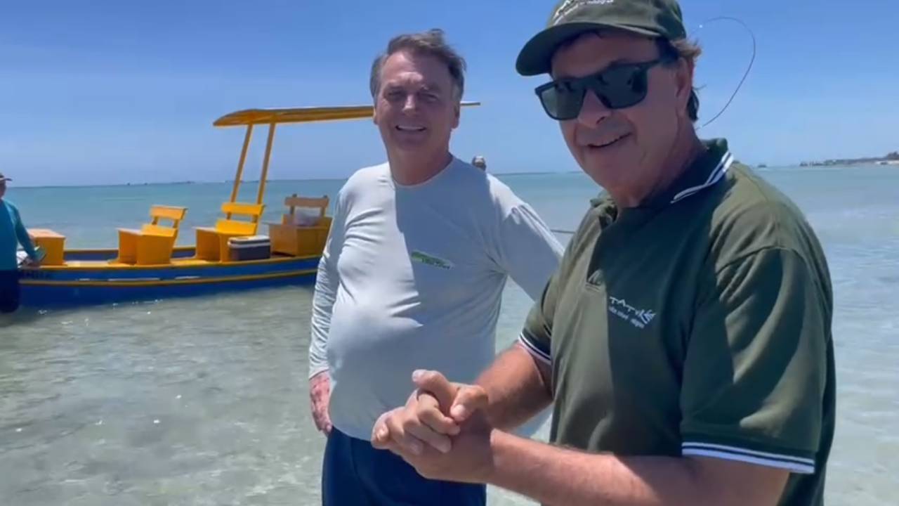 O ex-presidente Jair Bolsonaro e o ex-ministro do Turismo Gilson Machado, em São Miguel dos Milagres (AL), no dia 27 de dezembro de 2023