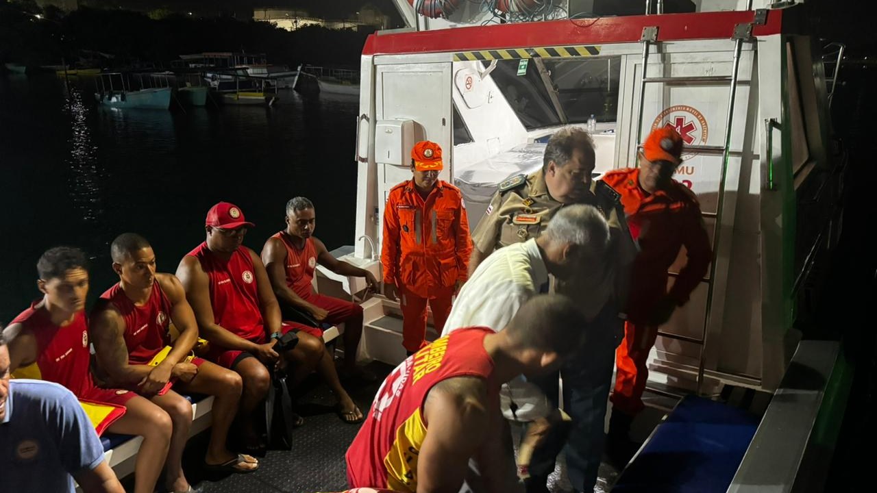 Equipes de bombeiros militares realizam buscas na Baía de Todos os Santos por passageiros desaparecidos após o naufrágio de um veleiro no último domingo, 21