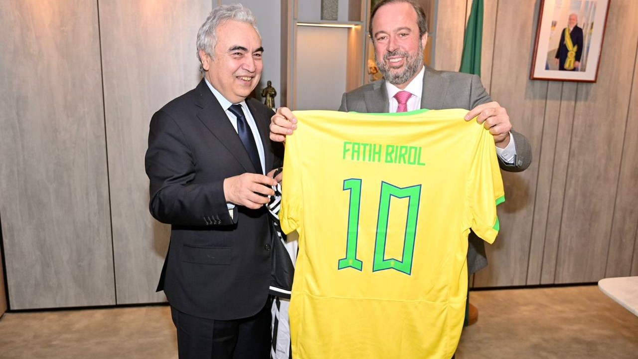 O ministro de Minas e Energia, Alexandre Silveira, entrega camisa da Seleção Brasileira de futebol ao presidente da Agência Internacional de Energia, Faith Birol, durante reunião em Brasília nesta quarta-feira