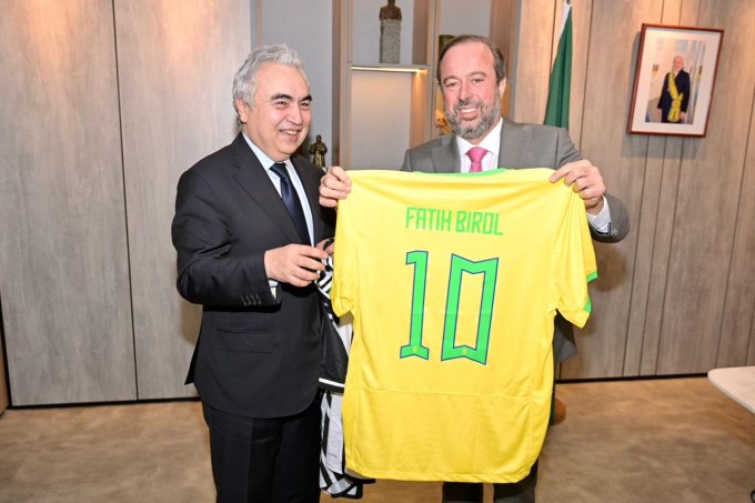 O ministro de Minas e Energia, Alexandre Silveira, entrega camisa da Seleção  Brasileira de futebol ao presidente da Agência Internacional de Energia, Faith Birol, durante reunião em Brasília nesta quarta-feira