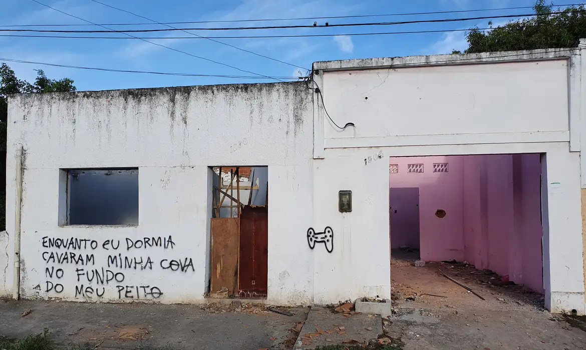 Imóvel abandonado em bairro de Maceió que sofreu afundamento do solo por causa da exploração de sal-gema pela Braskem