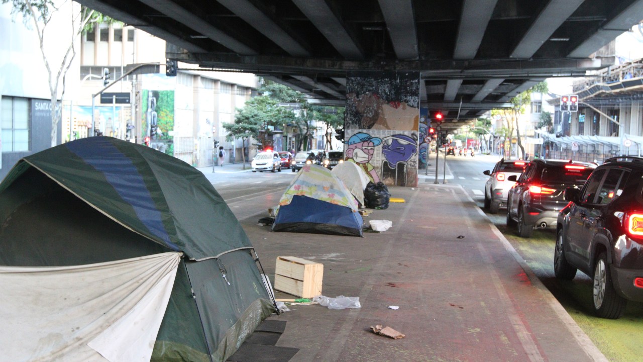 Agrupamento de barracas de pessoas em situação de rua embaixo de viaduto, no centro de São Paulo