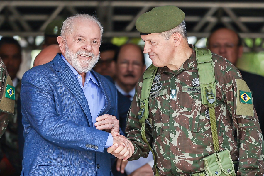 O presidente Luiz Inácio Lula da Silva (PT) e o comandante-geral do Exército, general Tomás Ribeiro Paiva