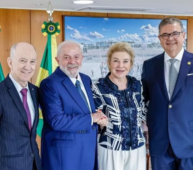 O deputado federal Rui Falcão (PT), o presidente Luiz Inácio Lula da Silva, a ex-prefeita de São Paulo Marta Suplicy (sem partido) e seu marido, o empresário Márcio Toledo