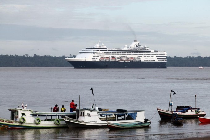 Navio com turistas chega a Belém