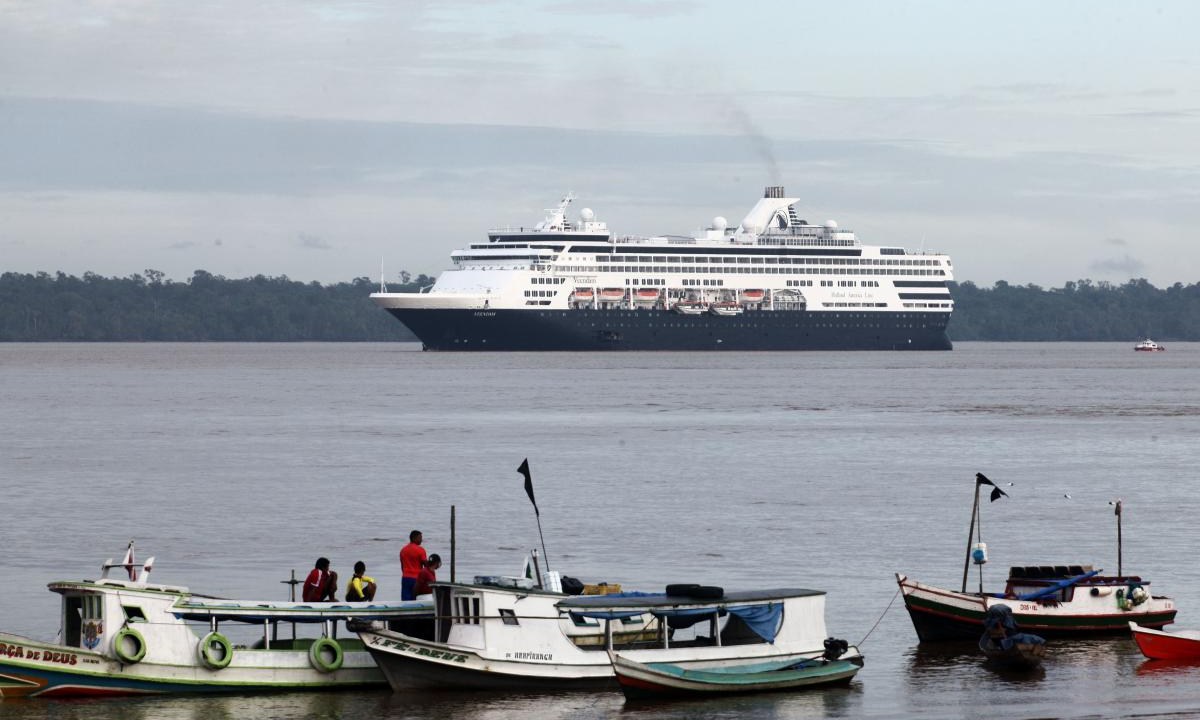 Navio com turistas chega a Belém