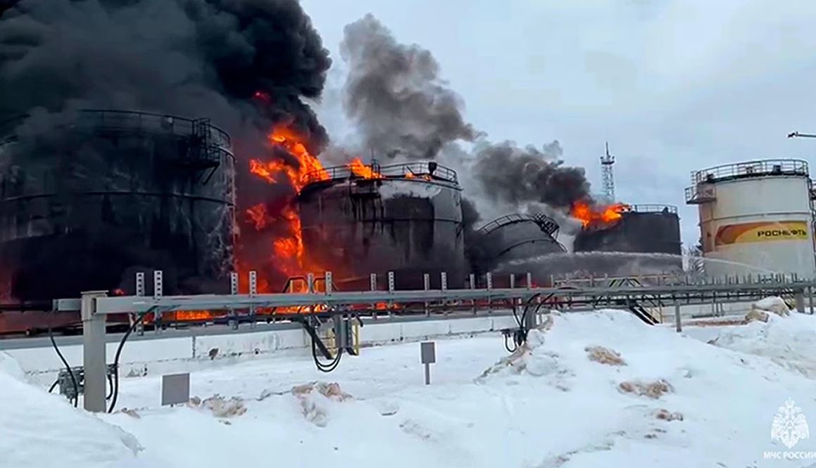 Armazém de petróleo em chamas na cidade de Klintsy, na Rússia. 19/01/2023