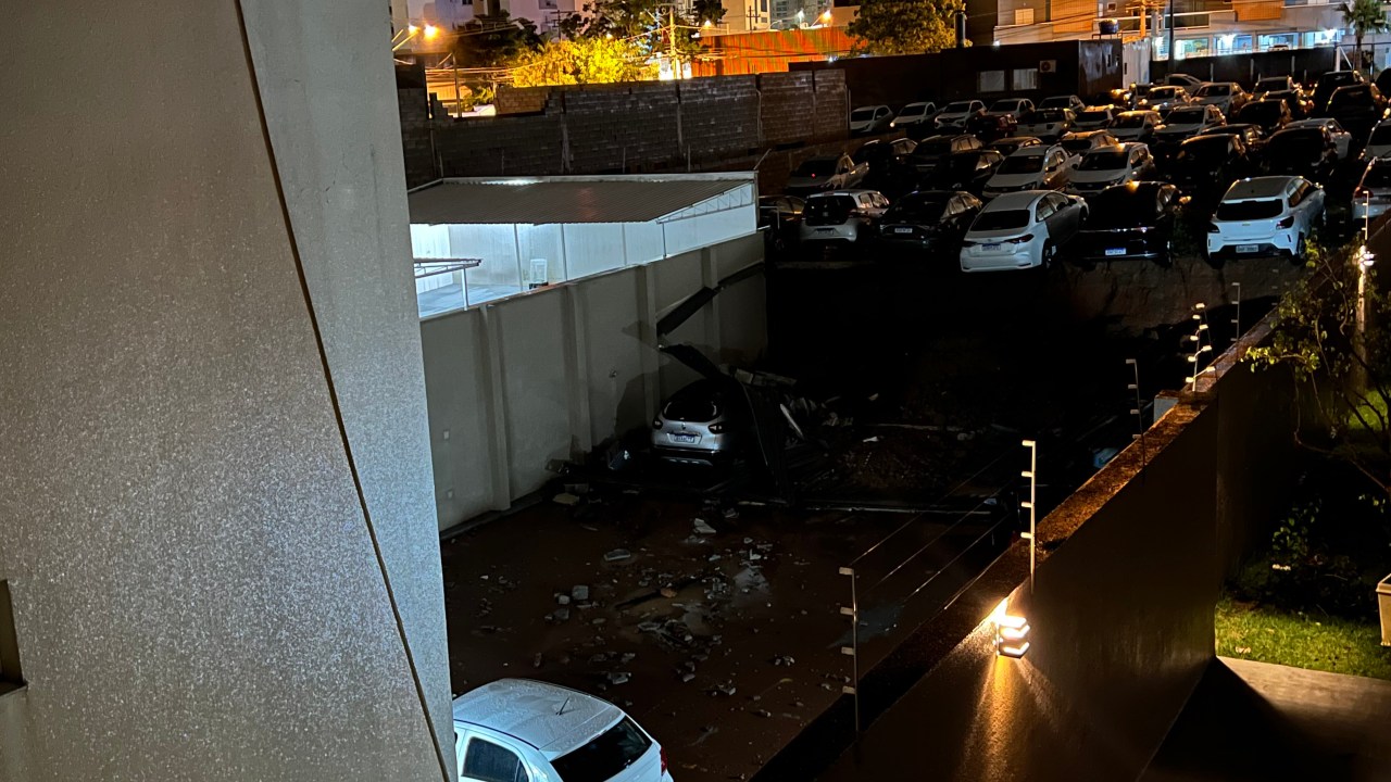 Muro de condomínio na zona sul de Sorocaba, interior de São Paulo, desmorona após fortes chuvas que atingiram a cidade