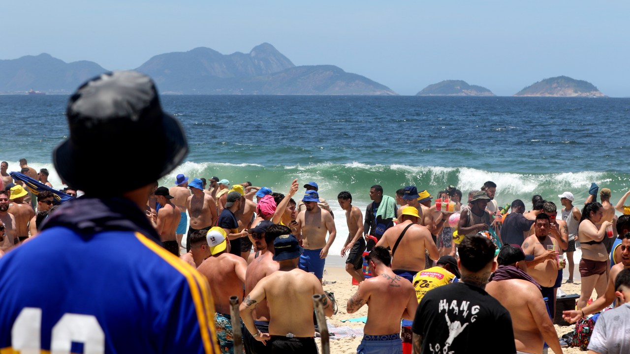 Torcedores do Boca Juniors se reúnem na Praia de Copacabana, no Rio de Janeiro, na véspera da final da Copa Libertadores da América contra o Fluminense, em novembro