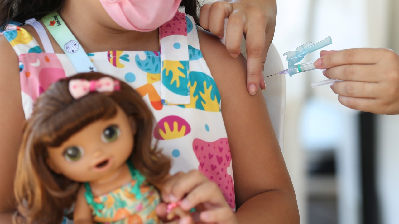 Menina é vacinada contra a convid-19, em Brasília