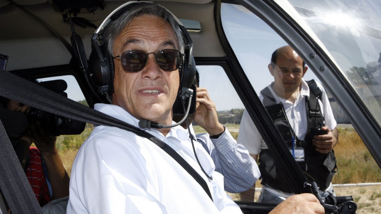 (FILES) Chilean conservative presidential candidate Sebastian Pinera (C) from "Alianza por Chile" is seen on board his helicopter after voting in Santiago, on January 15, 2006. The former President of Chile, Sebastian Piñera, died this Tuesday February 6, 2024 in a helicopter accident in Lago Ranco, a vacation area 920km south of Santiago, his office reported. (Photo by STRINGER / AFP)
