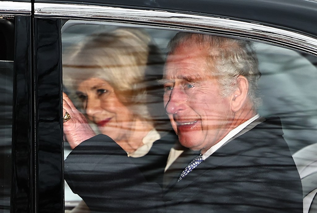 O rei Charles III e a rainha consorte Camilla, do Reino Unido, cumprimentam a multidão em primeira aparição pública do monarca após diagnóstico de câncer. 06/02/2024 -
