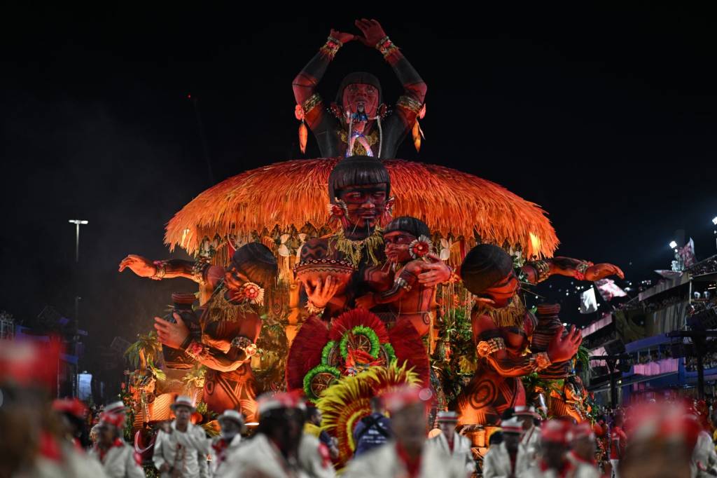 Carnaval: ianomâmis, escravidão e garimpo ilegal repercutem no exterior