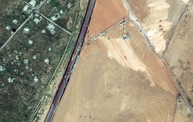 This handout satellite picture taken and released by Maxar Technologies on February 15, 2024 shows machinery building a wall along the Egypt-Gaza Strip border in Rafah, Egypt. Hundreds of thousands of displaced Palestinians have been driven into Gaza's southernmost city by Israel's relentless military campaign, seeking shelter in a sprawling makeshift encampment near the Egypt border. (Photo by Handout / Satellite image ©2024 Maxar Technologies / AFP) / RESTRICTED TO EDITORIAL USE - MANDATORY CREDIT 