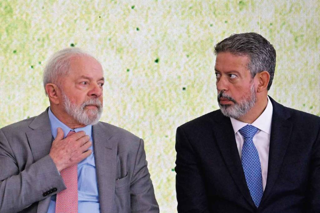 055_AGIF557154.jpg DESGASTE - Lula e Lira: veto do presidente a emendas irritou chefe da Câmara