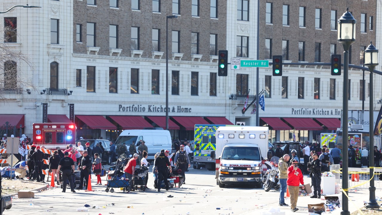 Polícia isola local de ataque a tiros durante celebração em Kansas City. 14/02/2024